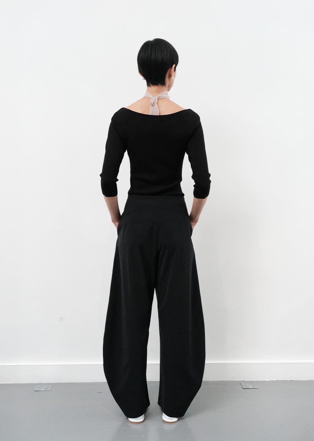 CURVED SILHOUETTE PANTS, BLACK