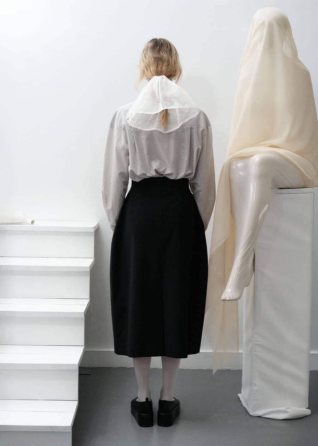 curved silhouette skirt, black