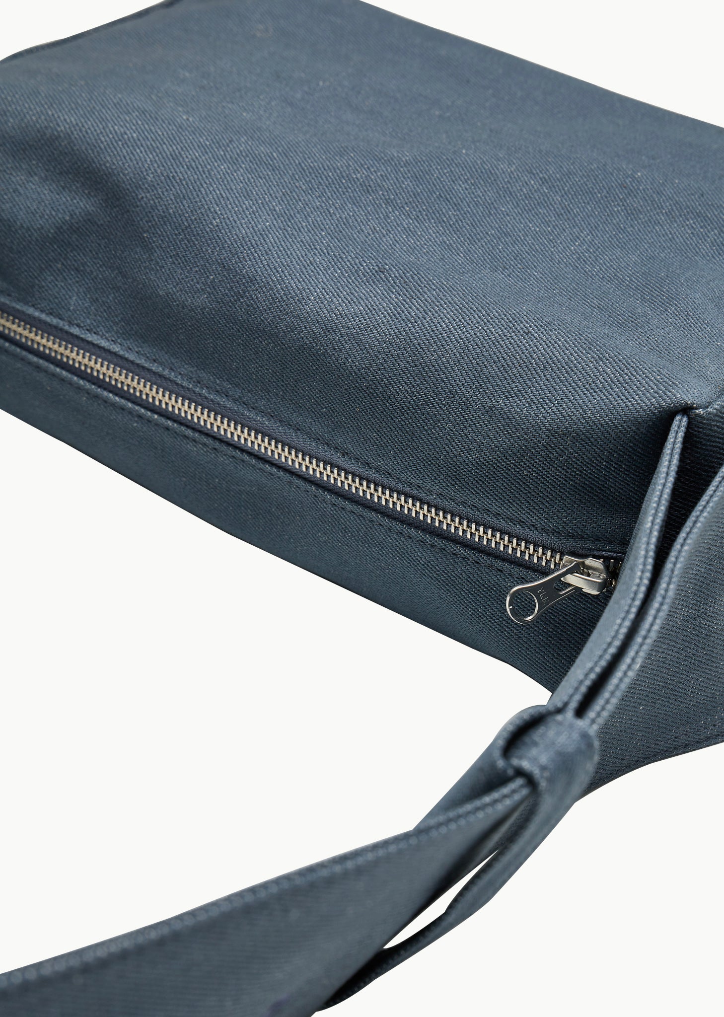 DENIM CUBE BAG (2COLORS) – AMOMENTO JP